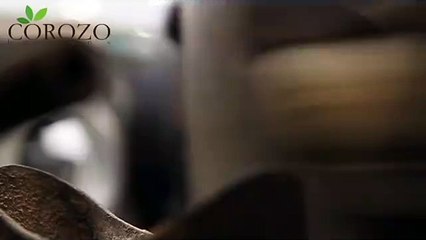 کپڑوں پر لگنے والے بٹن کس طرح بنتے ہیں ۔۔ یہ ویڈیو دیکھیے