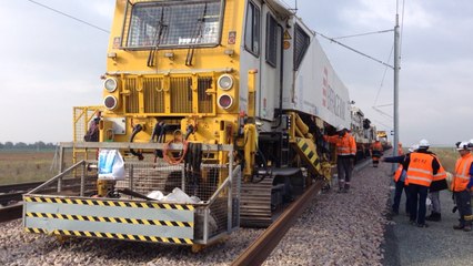 On a visité le train qui pose les rails de la LGV