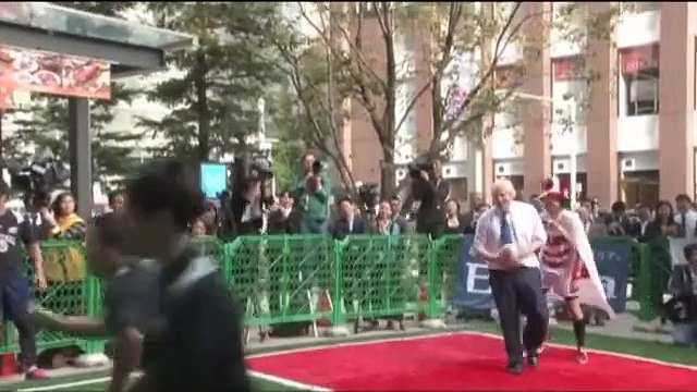 Le maire de Londres plaque un enfant japonais lors d'une exhibition de rugby!