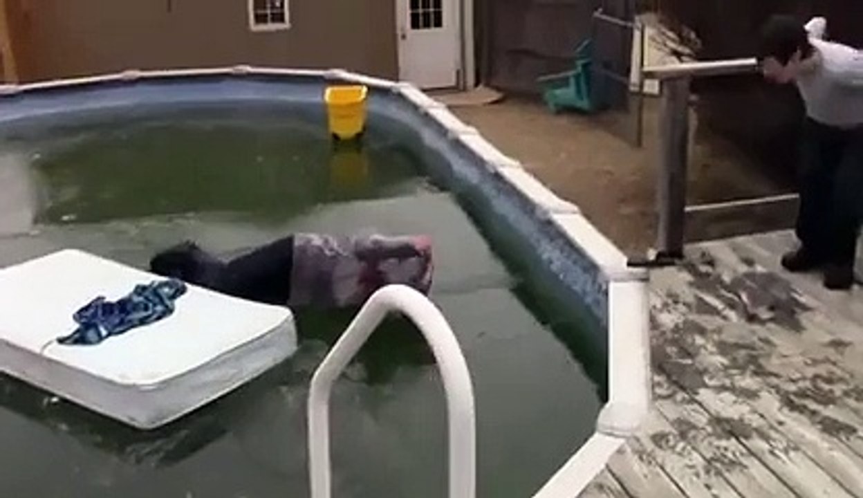 Saltando a la Piscina Helada