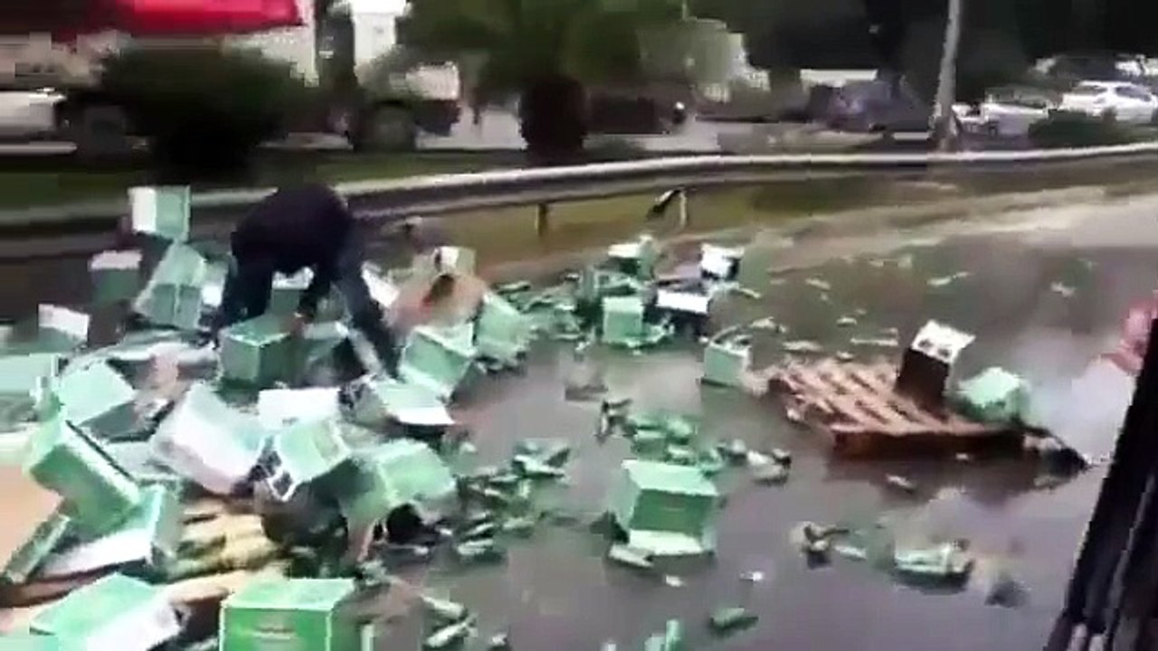 Accident d'un Camion Remplie de HEINEKEN en Algérie