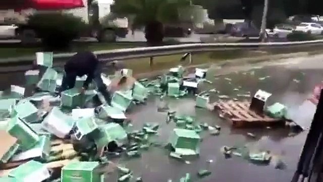 Accident d'un Camion Remplie de HEINEKEN en Algérie