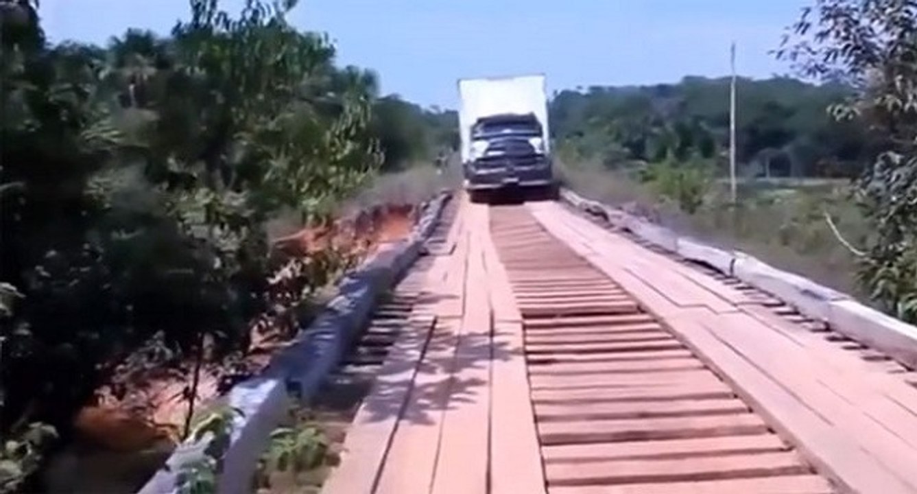 Ce camion aurait du se méfier un peu plus de l'état du pont
