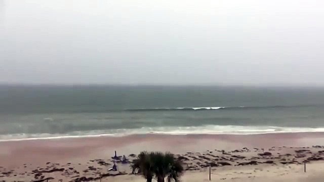 Молния ударила в море. Невероятное зрелище!