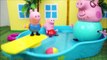 Pig George da Familia Peppa Pig Aprendendo a Nadar na Piscina! Em Português DisneyToysKid