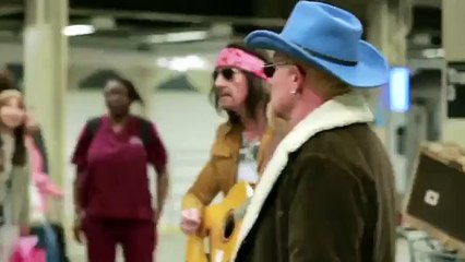 Le groupe U2 se déguise pour chanter incognito dans le métro à New York