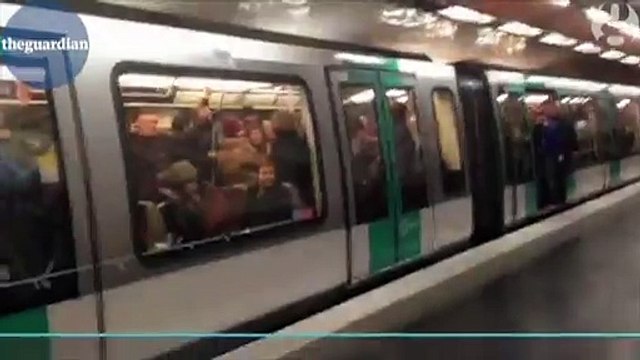 Des supporters de Chelsea empêchent un homme noir de monter dans le métro à Paris