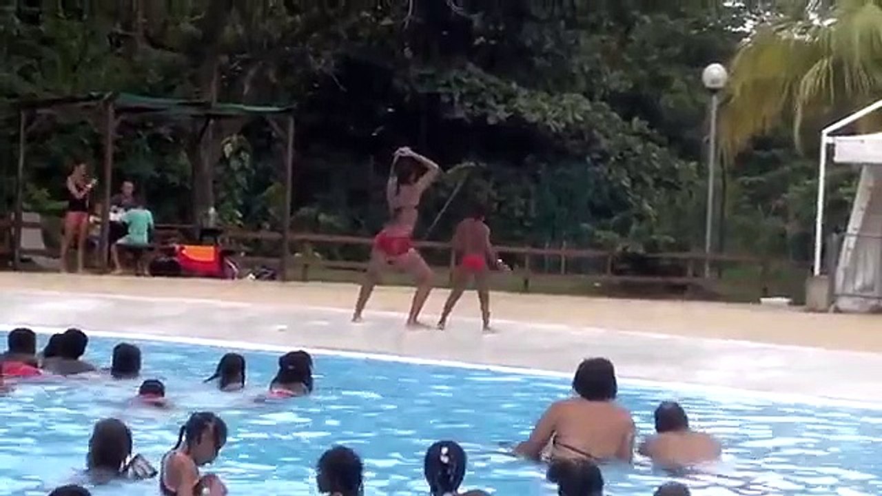 Turistas en el shock de su danza)