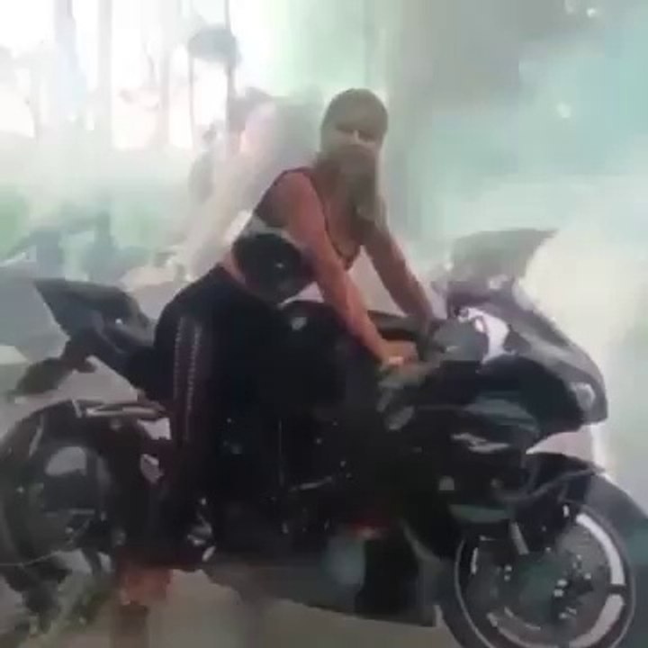 Sexy Girl Burnout Yamaha R1 2014