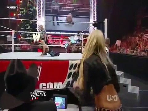 WWE-RAW-08-01-2011-Beth-Phoenix-attacks-Kelly-Kelly-_rnGhDYC43c