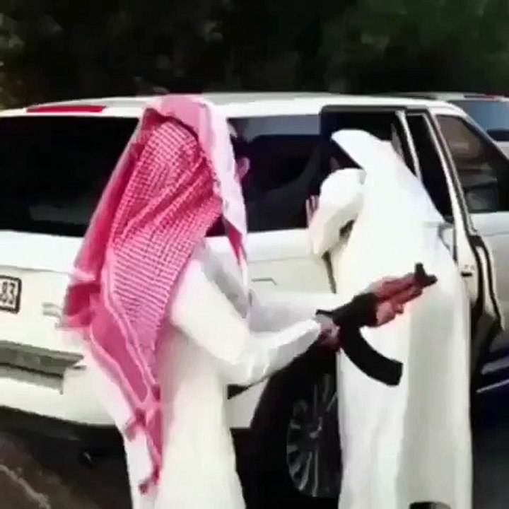 خاف مع الرشاش ودخل السيارة والله مالومك