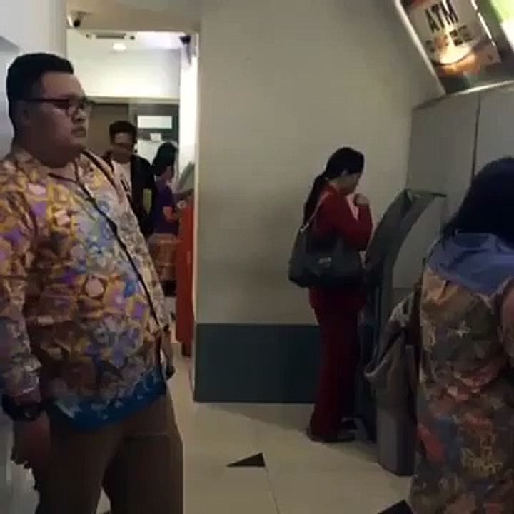 funny video - Man as ATM