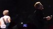 Penelope Cruz et javier Bardem montent sur scène pendant le concert de U2 à Barcelone