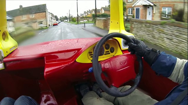 Un mécanicien fabrique une voiture jouet en taille réelle qui va à plus de 110 km/h