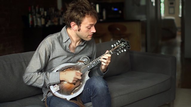 Musician plays Bach Classical Music with Mandolin!!