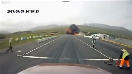 İzlanda da Uçak Piste Böyle Çakıldı