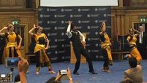 Shahrukh Khan's LUNGI DANCE In University Of Edinburgh