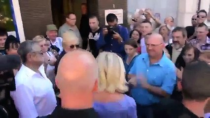 Marine Lepen et la foule en liesse VIDEO