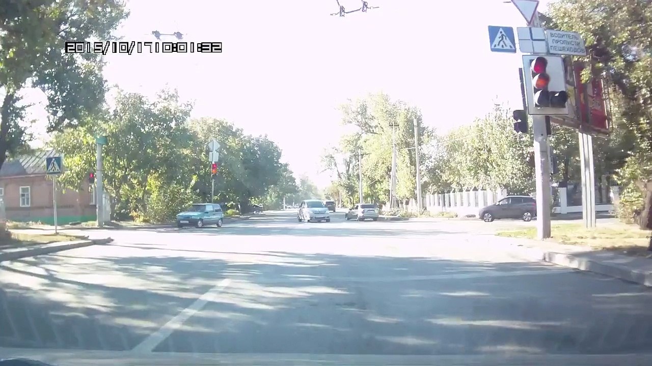Летун на красный - ДТП 17.10.2015