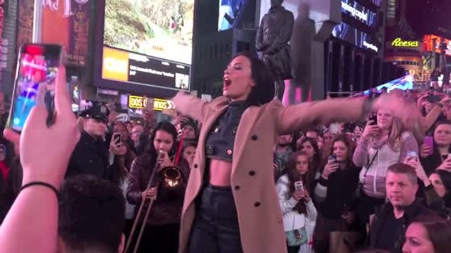 Demi Lovato met le feu à Times Square