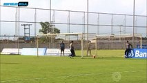 Habilidade não tem idade, Felipão mostra aos jogadores como se deve efetuar uma cobrança de falta.