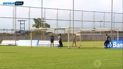 Habilidade não tem idade, Felipão mostra aos jogadores como se deve efetuar uma cobrança de falta.