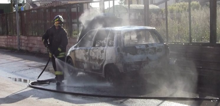Teverola (CE) - Auto in fiamme in via Fratte (17.10.15)
