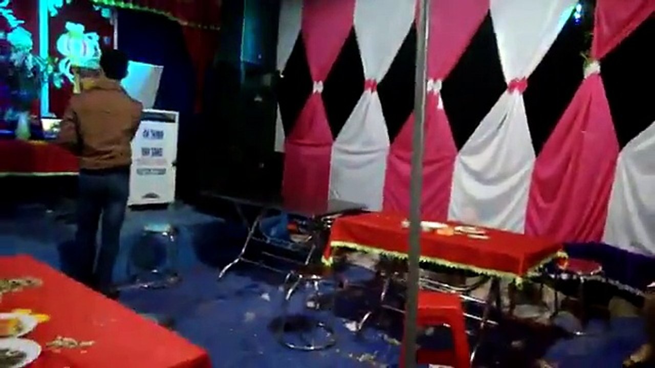 Thanh niên cứng hát "Vợ Người Ta" trong đám cưới