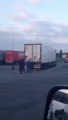 VIDEO: des migrants tabassés sur une aire d'autoroute belge