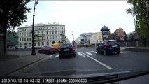 روسي يلقي اخر في احدى قنوات سان بطرسبرغ...لانه لمس سيارته