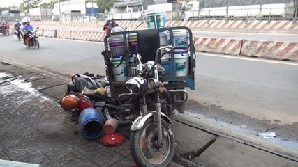 Xe ba gác máy rơi bánh tông người phụ nữ bay lên vỉa hè