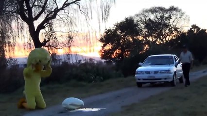 Aventando huevos | bromas pesadas en la calle | Bromas de risa | Videos de risa | Prankedy