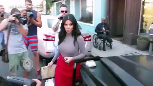 Video Kim Kardashian Butt Too Big For Her Tight Skirt Cant Get Out Of Her Car Dailymotion