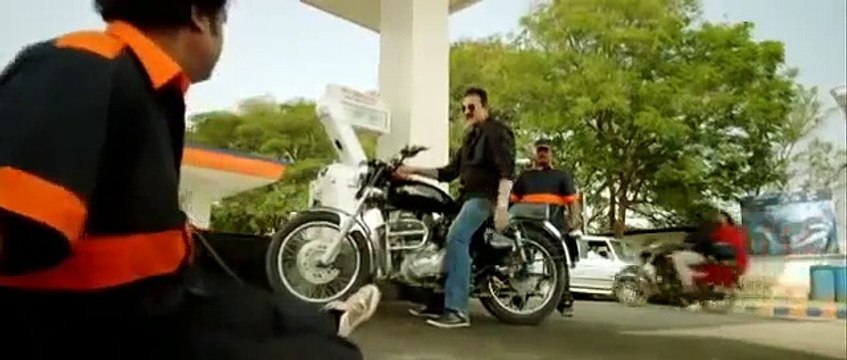 Офицер Полиции в Индийском фильме Дает Сдачи ))