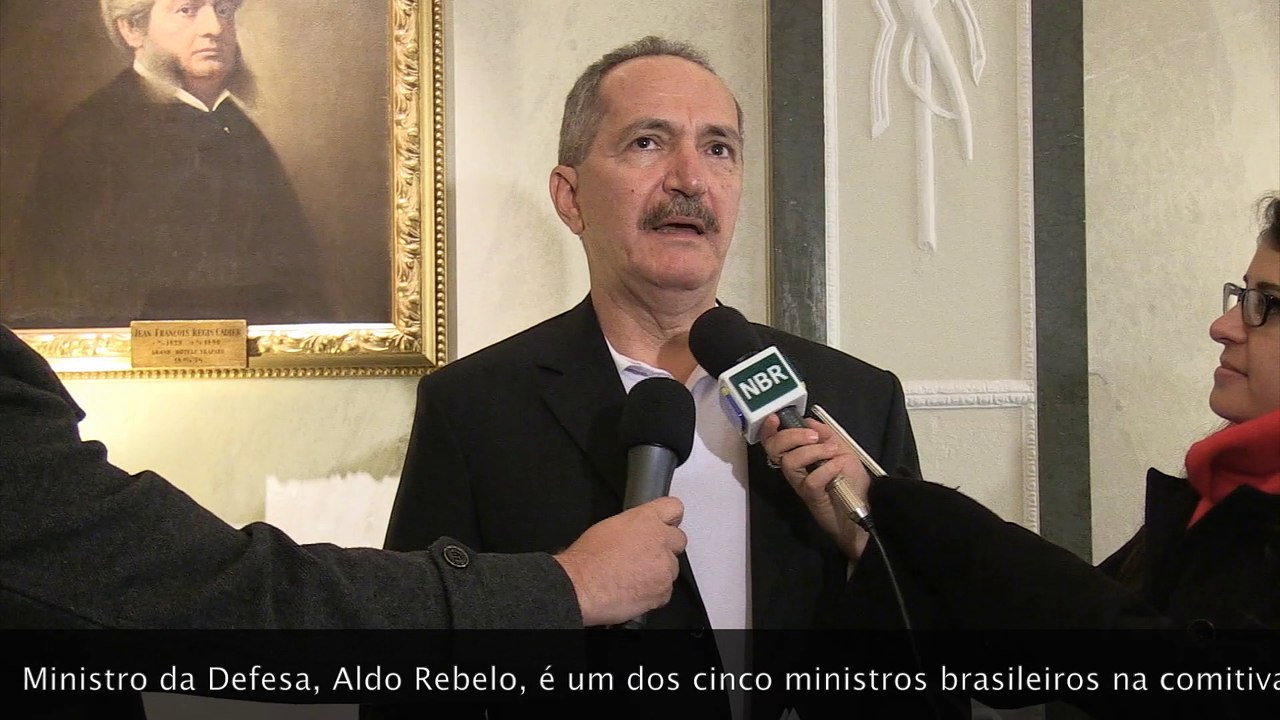 Ministro afirma que compra de aviões suecos “vai muito além da política de defesa”