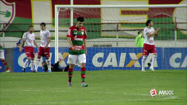 QUASE! Paulinho pega de primeira e a bola passa perto da trave