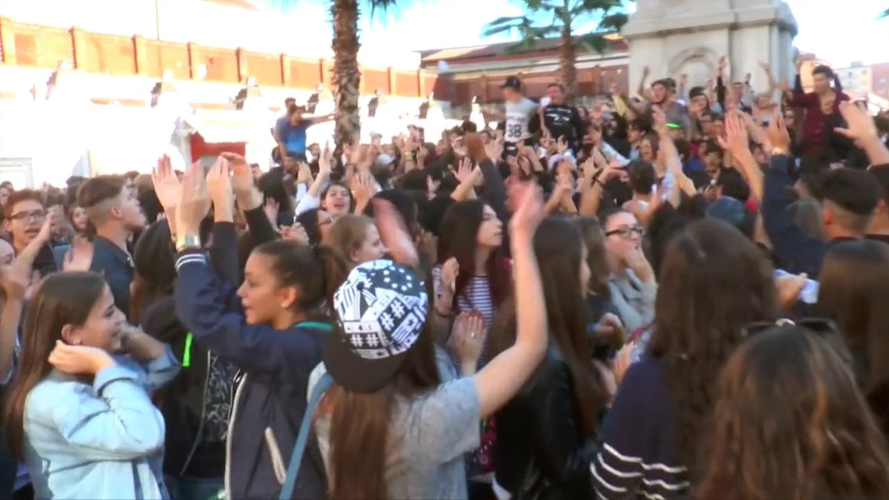 Aversa (CE) - Studenti scioperano a piazza Municipio (16.10.15)