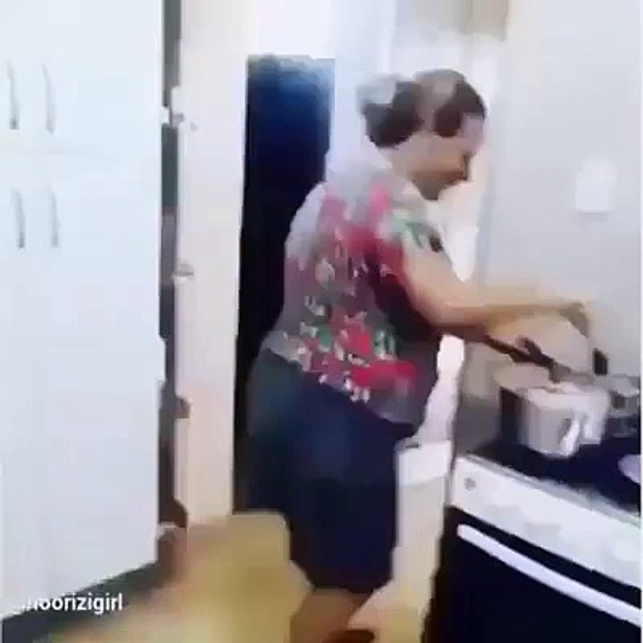 Imagine tu rentre chez toi et tu vois ta mère cuisiner sur ce son !!!