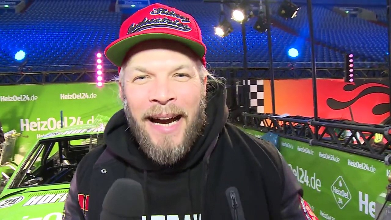 PS Profi Sidney Hoffmann checkt sein Auto | Stock Car Crash Challenge 2015