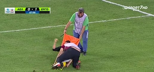 Deux brancardiers maltraitent un joueur blessé