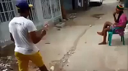 Yavrusunun aslanlardan koruyan zürafa - Funny videos - Komik videolar