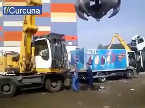 Sinirlenen adamın hunharca yaptıkları - Funny videos - Komik videolar