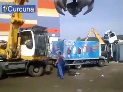 Sinirlenen adamın hunharca yaptıkları - Funny videos - Komik videolar