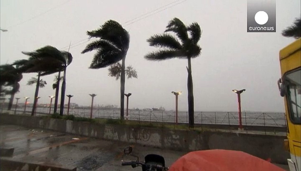 Typhoon Koppu begins battering the Philippines