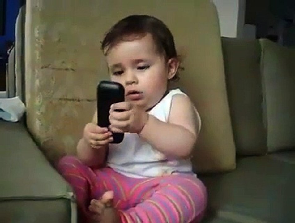 Un bébé imite son papa au téléphone... Grande conversation