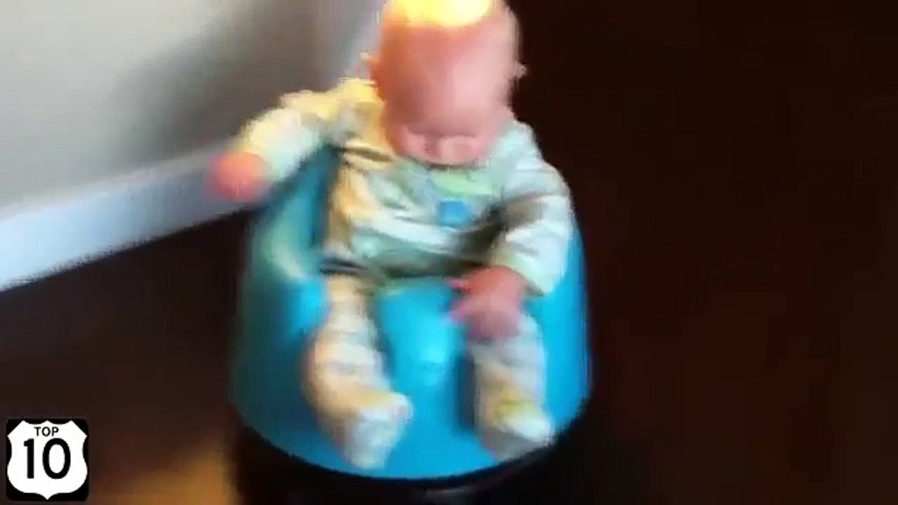 Riding the robot nettoyeur. Enfants drôles tour sur le robot nettoyeur