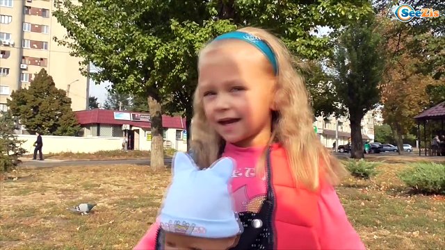 ✔ Кормим птичек в Парке с куклой Беби Борн - We feed birds in the park with Baby Born Doll ✔