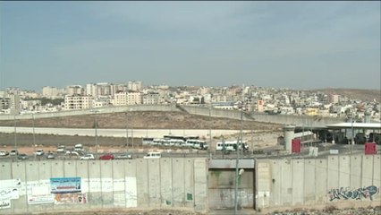 معاناة الفلسطينيين مع حواجز الاحتلال