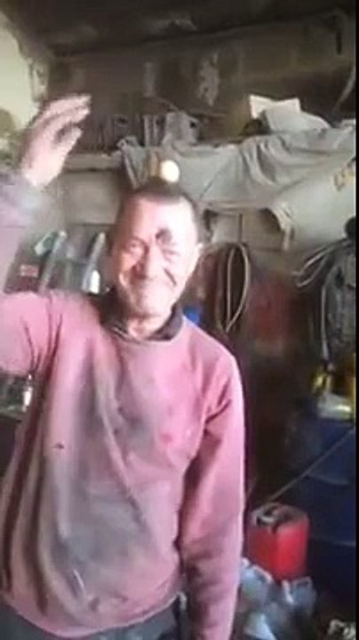 Kafasına Yapıştırılan Yumurtayı Dengede Tuttuğunu Zannetti!