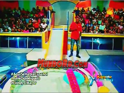 La presentadora Ana carme bailando bachata con este participante que estaba imitando a un bachatero